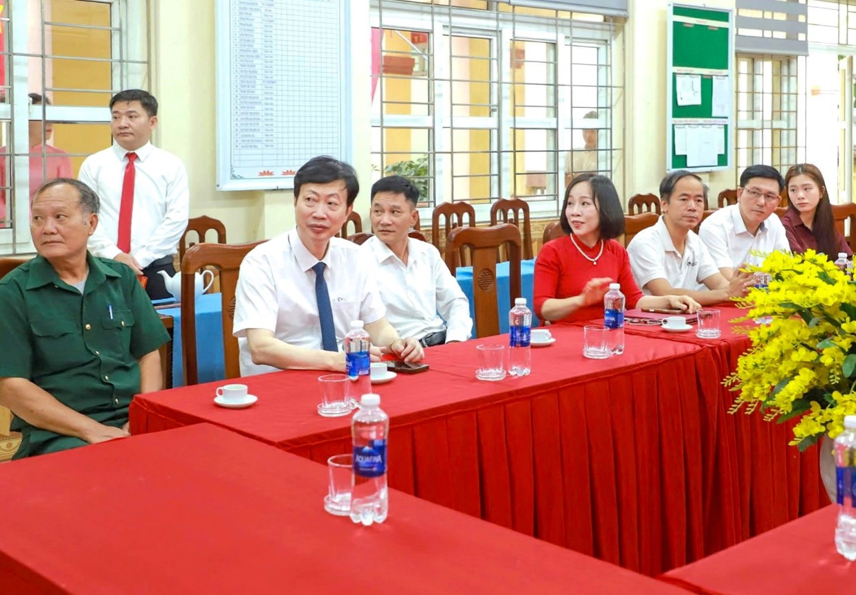 TTND.PGS.TS Nguyễn Quang gặp mặt và trao đổi công việc với các lãnh đạo địa phương